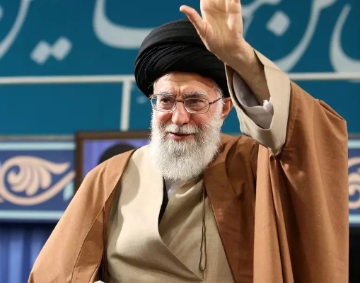 Aiatolá Ali Khamenei promete retaliação após ataque a embaixada iraniana na Síria