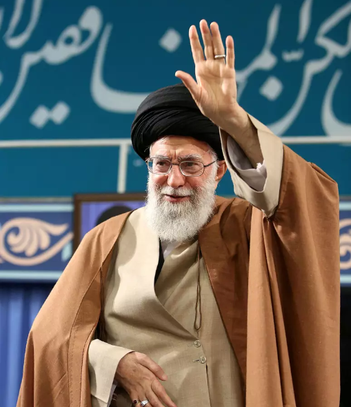 Aiatolá Ali Khamenei promete retaliação após ataque a embaixada iraniana na Síria