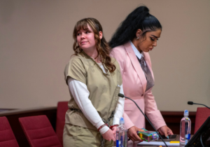 Hannah Gutierrez Reed, à esquerda, a paralegal Carmella Sisneros aparece durante sua sentença no Primeiro Tribunal Distrital em Santa Fé, Novo México, em 15 de abril de 2024.