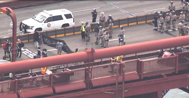 Chopper mostra um manifestante pró-Palestina detido por policiais na ponte Golden Gate, 15 de abril de 2024. CBS 