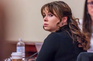 Hannah Gutierrez ouve as alegações finais de seu julgamento no Primeiro Tribunal Distrital Judicial em Santa Fé, Novo México, em 6 de março de 2024. 0 