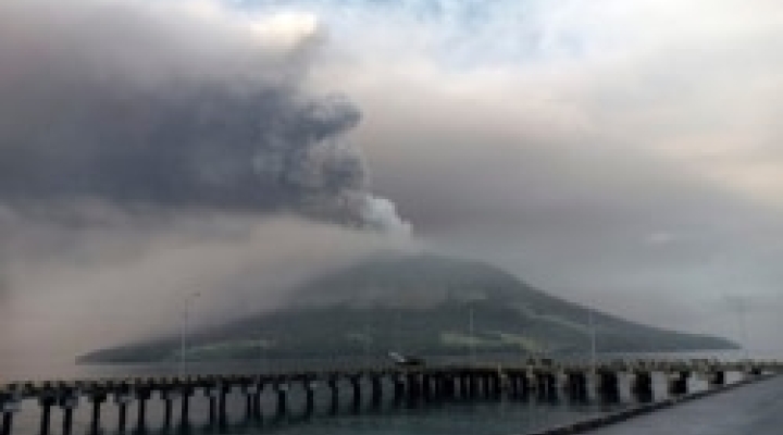 Indonésia evacua milhares de pessoas após erupção de vulcão que causa ameaça de tsunami